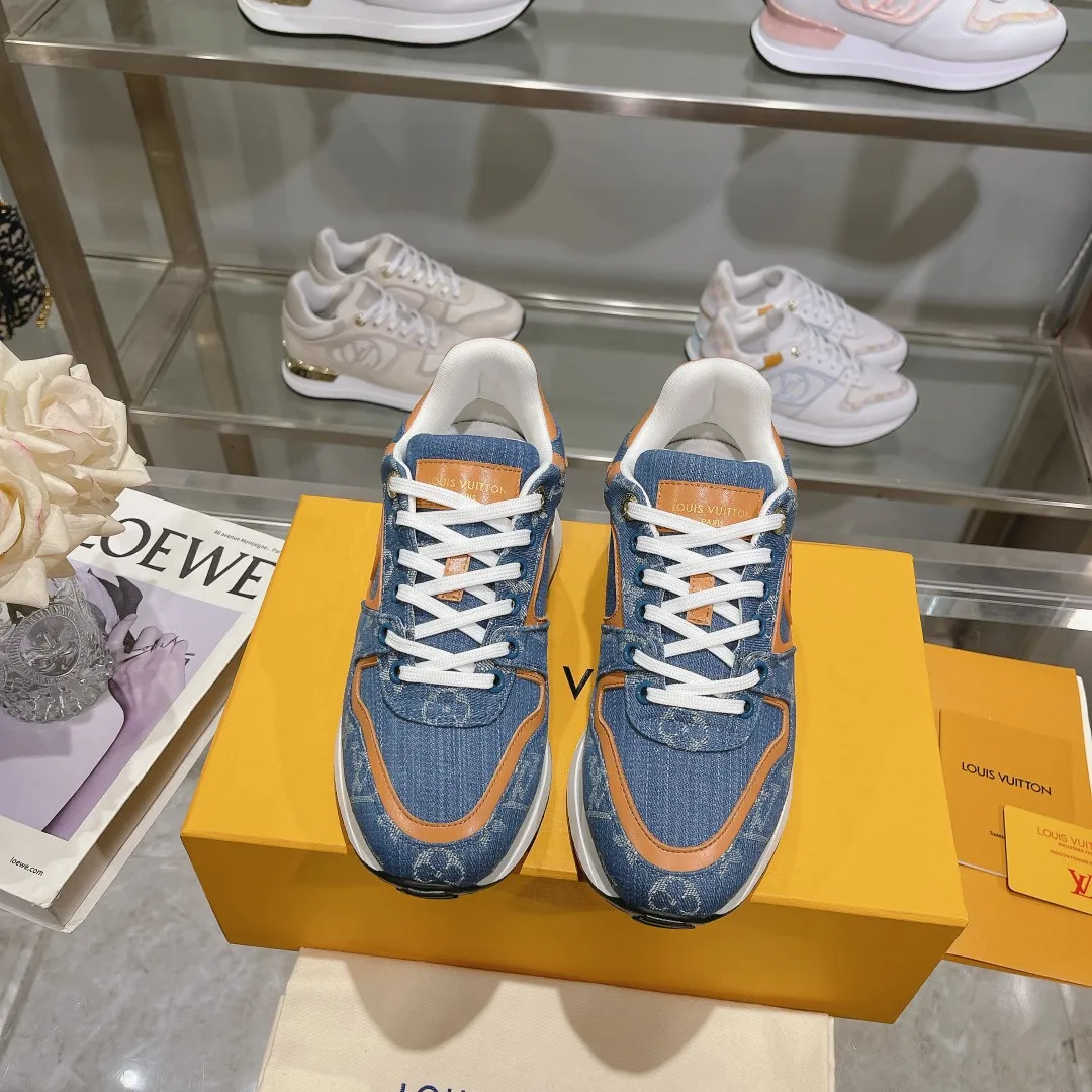 👟👟Ex-factory price 640👟👟 Men's size +10 Louis Vuitton's official website synchronizes the 2024 couple's models, this Neo Run Away sneakers are inspired by running shoes, integrating LV's iconic must-have shoes into the trend. This version is a 1:1 replica of the original version, reinterpreting Damier canvas with cow leather and mesh fabrics, highlighting its simple lines and unique wedge outsole. The main details include the LV initials on the side and the engraved gold heel stabilizer on the back plus a hidden insole. 2cm. Sizes 35-42, 39-46. Full package. High version. New and old customers are welcome to inquire.
